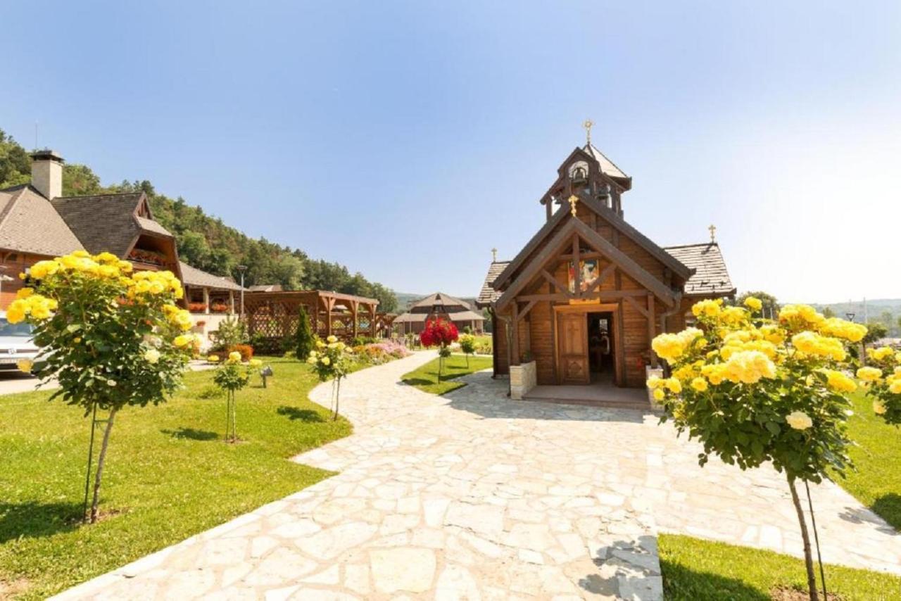 Hotel Etno Naselje Vrdnicka Kula Vrdnik Exterior foto