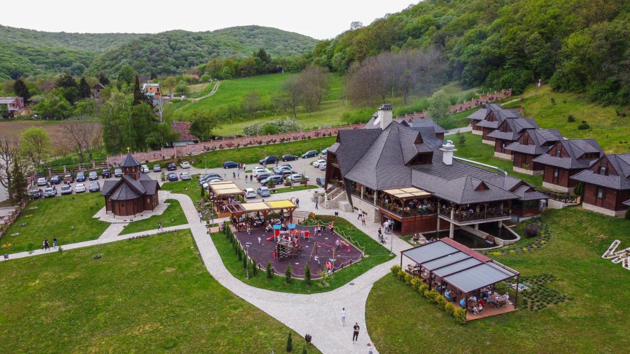 Hotel Etno Naselje Vrdnicka Kula Vrdnik Exterior foto