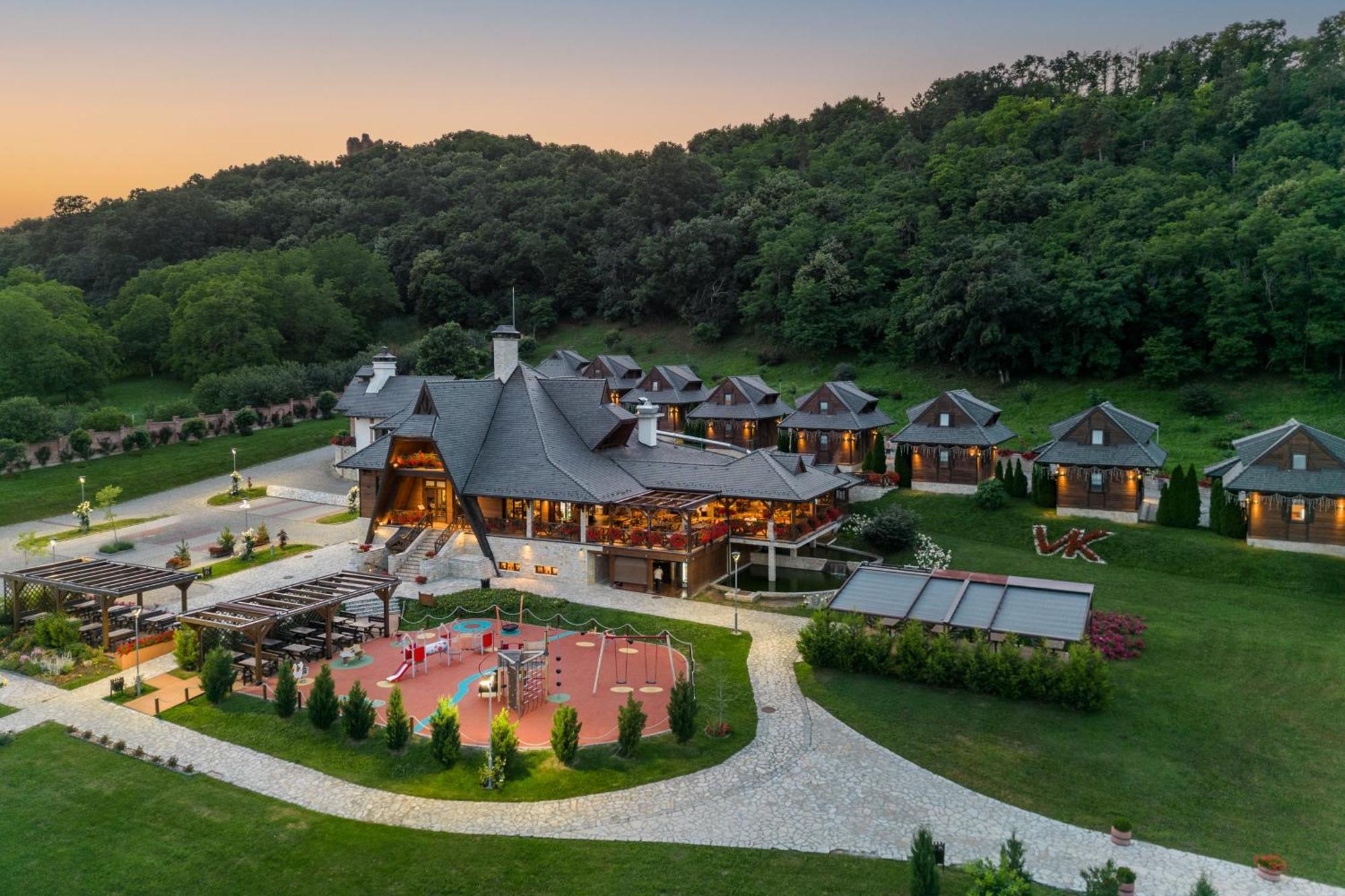 Hotel Etno Naselje Vrdnicka Kula Vrdnik Exterior foto